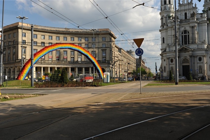 Tęcza na placu Zbawiciela w Warszawie