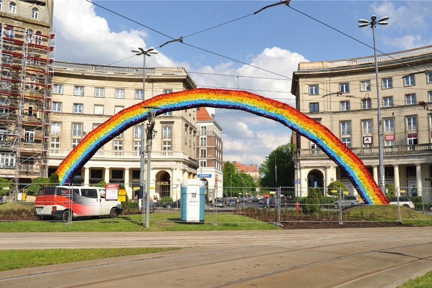 Tęcza na placu Zbawiciela w Warszawie