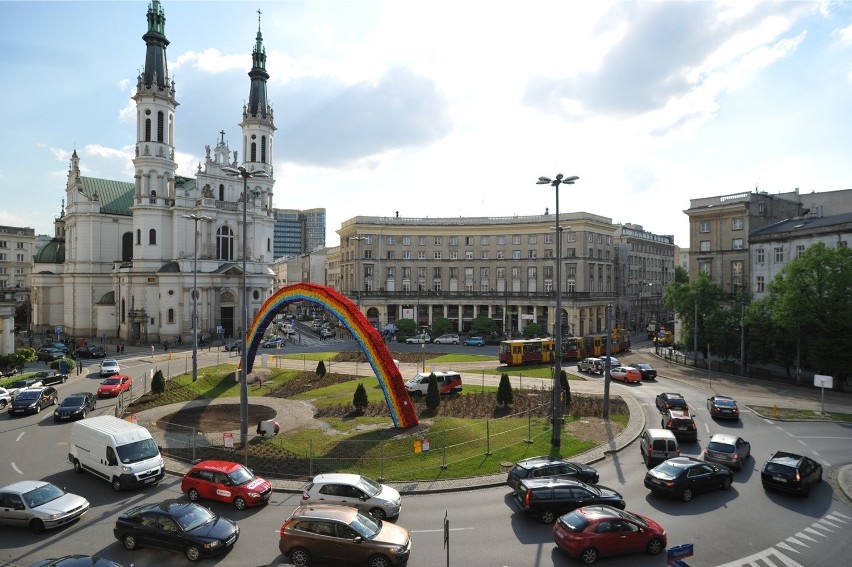 Tęcza na placu Zbawiciela w Warszawie