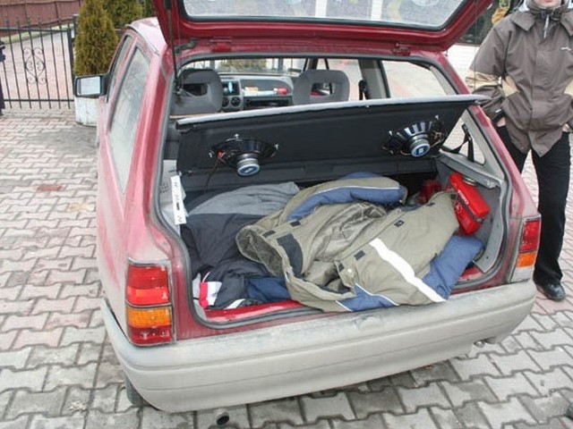 W samochodzie należącym do jednego z zatrzymanych braci z policjanci znaleźli broń hukową i atrapę ładunku wybuchowego.