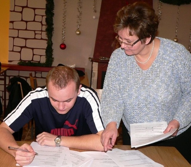 Grzegorz Szymczyk przygotowuje się do występu w finale krajowym I Olimpiady Hotelarskiej pod okiem opiekun Barbary Cieplińskiej.