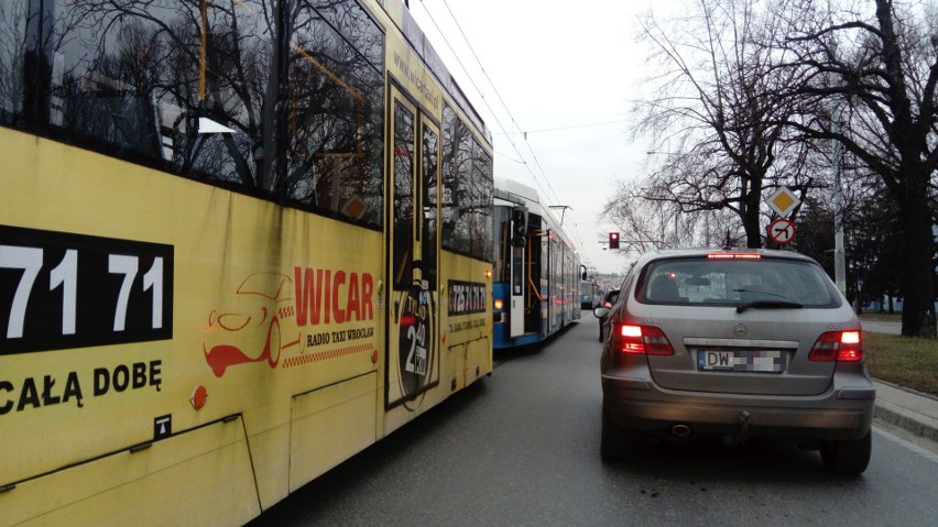 Połamany pantograf na Grabiszyńskiej. Duże utrudnienia w MPK