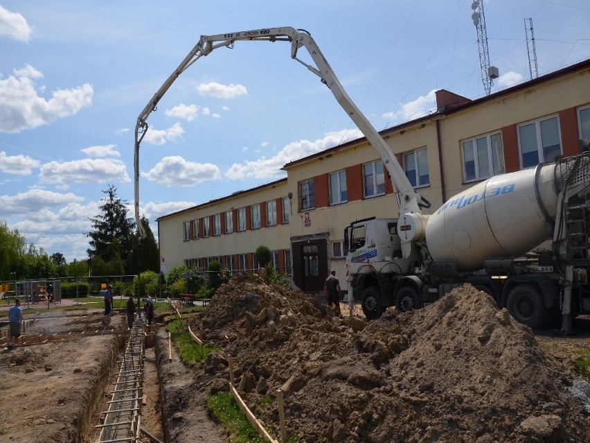 Trwają roboty ziemne na terenie szkoły podstawowej w...