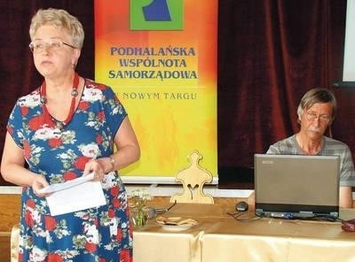 Prof. Ludmiła Figiel i prof. Jerzy Kolaska (przy rzutniku) Fot. Anna Szopińska