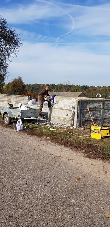 Węgrzynowo. Wyraź swoją miłość żywym kwiatem - Stop dla plastiku - baner z takim hasłem można zobaczyć na... bramie cmentarza w Węgrzynowie