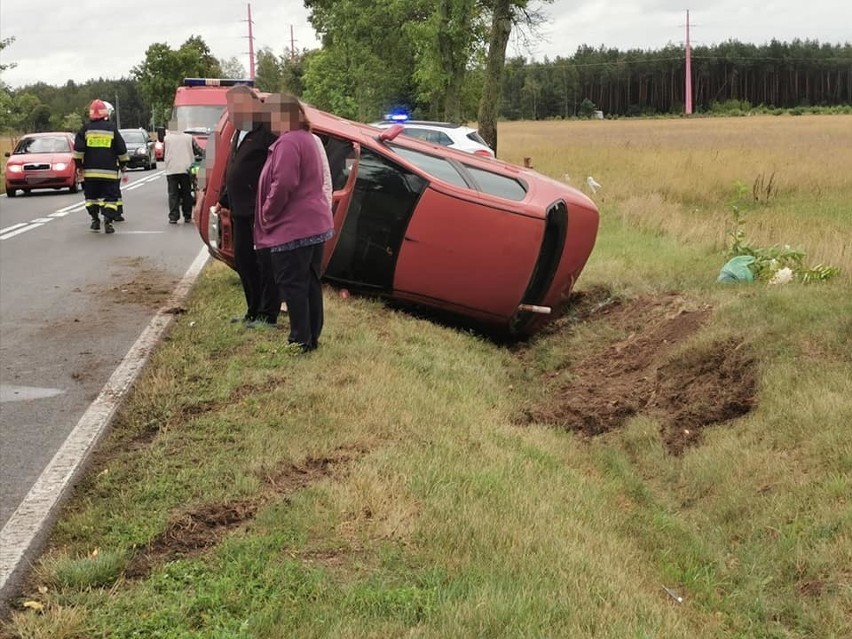 Kolizja w Chorzelach. Auto w rowie. Wyglądało to bardzo groźnie. 27.08.2020. Zdjęcia