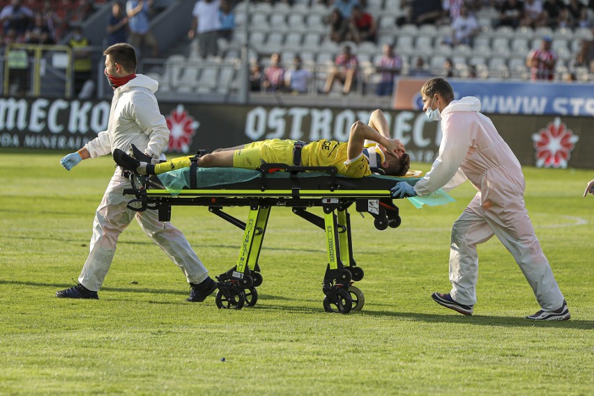 Rafał Strączek, bramkarz Stali ucierpiał w starciu