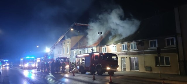 Do pożaru doszło w poniedziałek późnym wieczorem w jednej z kamienic przy ulicy Armii Polskiej w Sianowie.