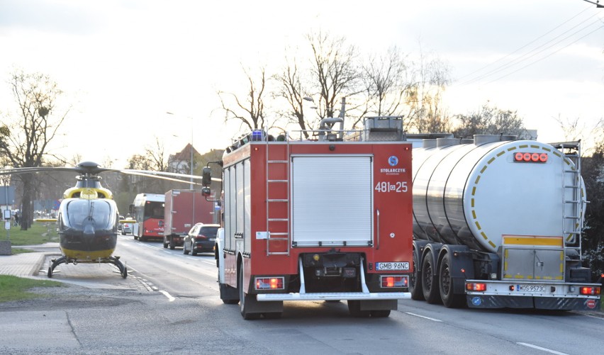 Malbork. Lądowanie śmigłowca LPR na drodze krajowej nr 22. Pacjentka wymagała pilnego transportu do Gdańska