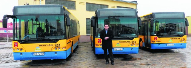 Prezydent Skarżyska Konrad Kronig prezentuje nowe nabytki Miejskiej Komunikacji Samochodowej. Leciwe autobusy mają być tańsze w utrzymaniu od obecnie uzywanych przez firmę.