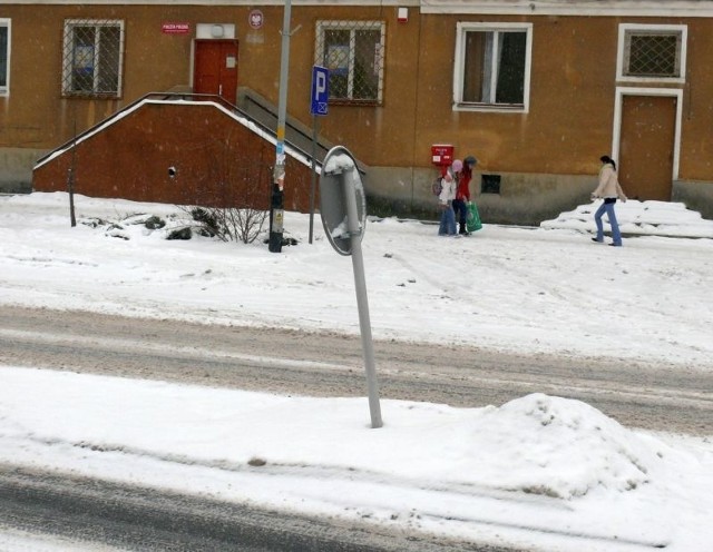 Ktoś odwrócił znak drogowy na wysepce na ulicy Hutniczej.