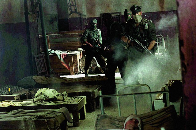 Kadr z filmu „Miasto 44” w reż. Jana Komasy. Scena przedstawia rzeź powstańczego szpitala na Czerniakowie