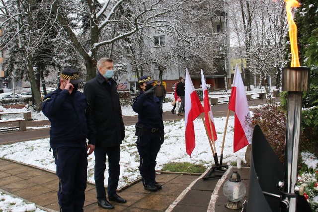 Prezydent Kielc Bogdan Wenta składający kwiaty przy pomniku, UM Kielce