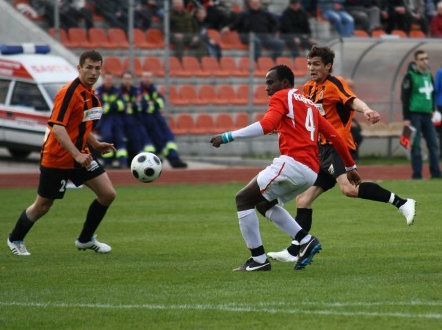 Tylko jeden gol padł w meczu na szczycie trzeciej ligi, choć dobre okazje do zdobycia bramek dla Chrobrego mieli Przemyslaw Stasiak (z lewej) i Mateusz Machaj (z prawej). Obaj w tej akcji walczą o piłkę z Kabirem Olakunle Ojikutu.