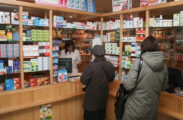 Leki bez recepty na przeziębienie, wszelkie bóle i infekcje  dostępne są nie tylko w aptekach, ale w drogeriach, marketach, stacjach benzynowych i kioskach.