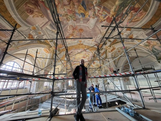 Dr Paweł Boliński (na zdjęciu) teraz zaangażował się w prace zabezpieczające w kościele, w którym dotąd przez lata zajmował się restauracją fresków