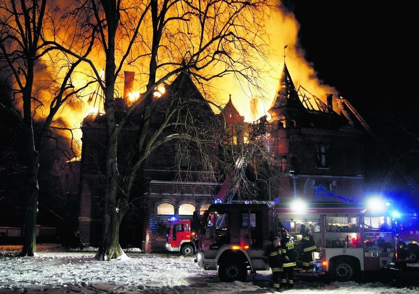 Pożar pałacu wybuchł w sobotni wieczór 19 lutego 2011 roku