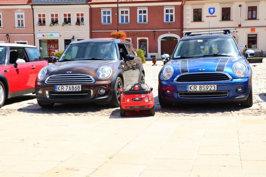 Myślenice. Kilkadziesiąt samochodów marki mini na rynku prezentowało swoje wdzięki 