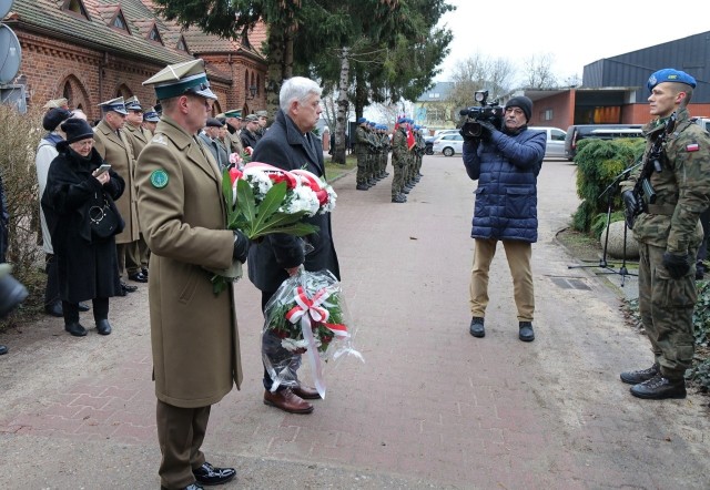 Kwiaty składa Andrzej Kierzek, zastępca prezydenta Koszalina.