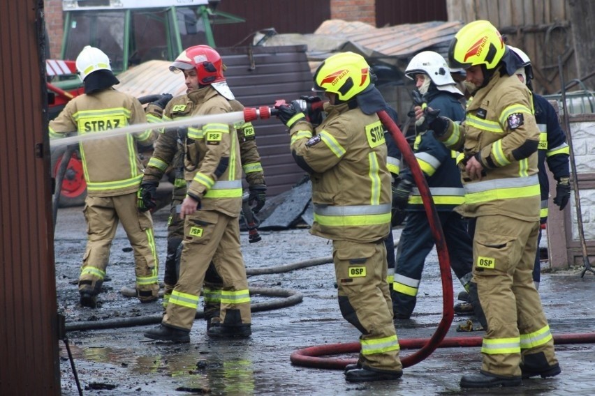 Strażacy gasili pożar kamienicy w centrum Łodzi
