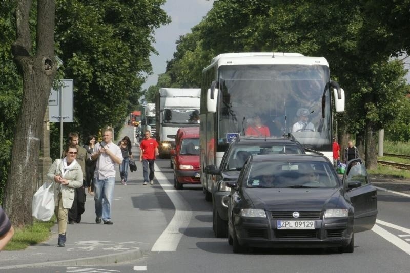 Wrocław: Wypadek na Kosmonautów. Mazda na torowisku. Nie jeżdżą tramwaje (ZDJĘCIA)