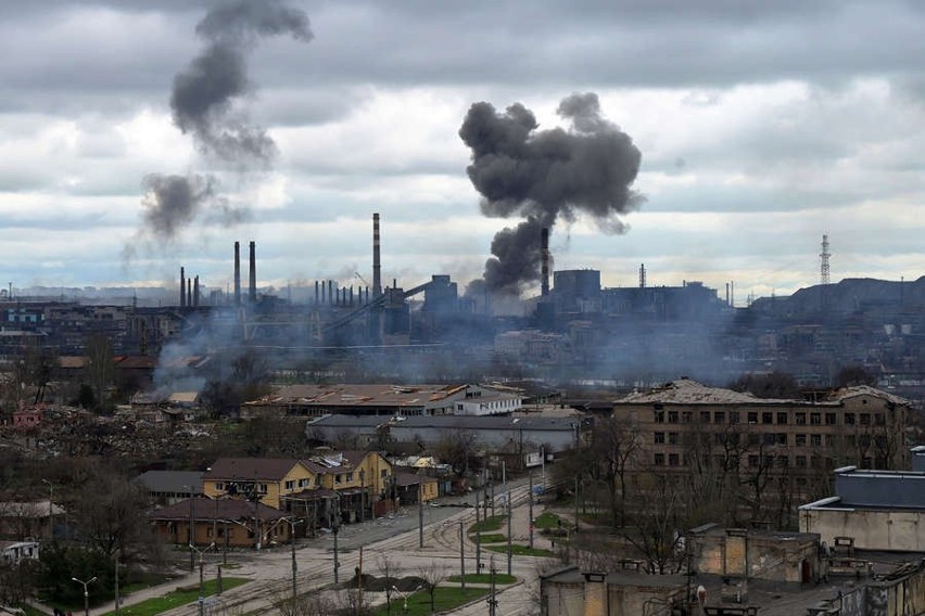 Rosjanie ostrzeliwują zakłady metalurgiczne Azowstal w...