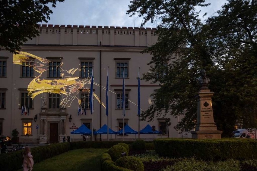 Kraków. Niezwykła smocza iluminacja na budynku magistratu [ZDJĘCIA]