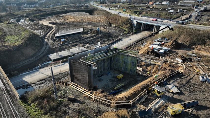 Budowa węzła Grębałów na trasie S7 idzie pełną parą. Betonowe przęsła pną się w górę ZDJĘCIA