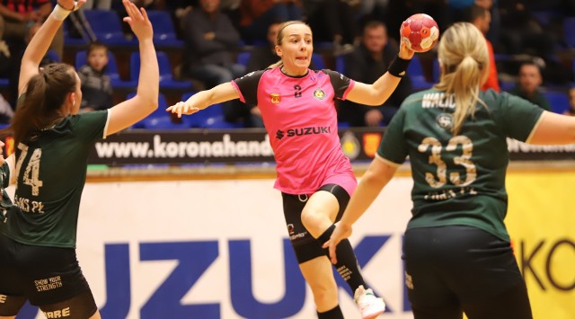 Suzuki Korona Handball Kielce pokonała ChKS Łódź 26:23. Na zdjęciu z piłką Katarzyna Grabarczyk.