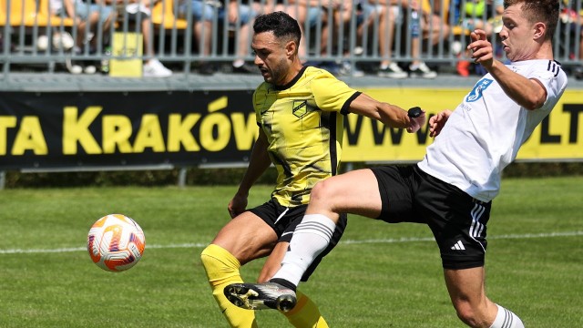 Manuel Torres (w żółtej koszulce) w tym sezonie strzelił dla Wieczystej Kraków pięć bramek. We wrześniu - już trzy