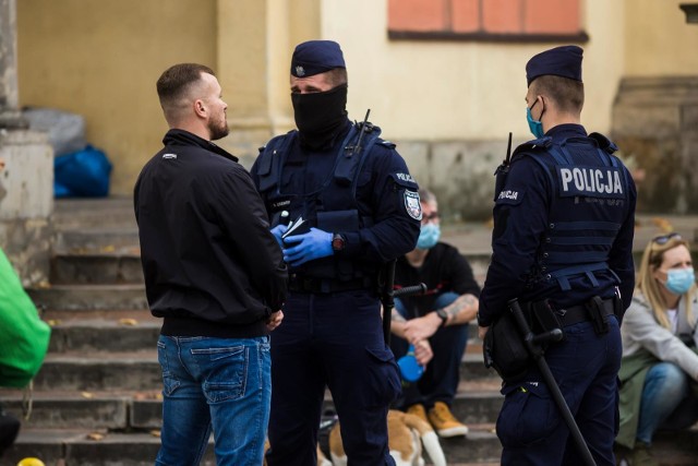 Policja kontroluje, czy wszyscy noszą maseczki. Tylko w ciągu weekendu 10-11 października, policjanci wystawili w Wielkopolsce około 800 mandatów za ich brak.