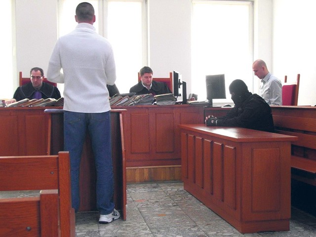 Robert G. pseudonim Gronek zeznający na piątkowej rozprawie w Sądzie Rejonowym w Kołobrzegu. Na ławie oskarżonych siedzi z nim 11 mężczyzn, których wskazał jako winnych albo współwinnych długiej listy przestępstw. 