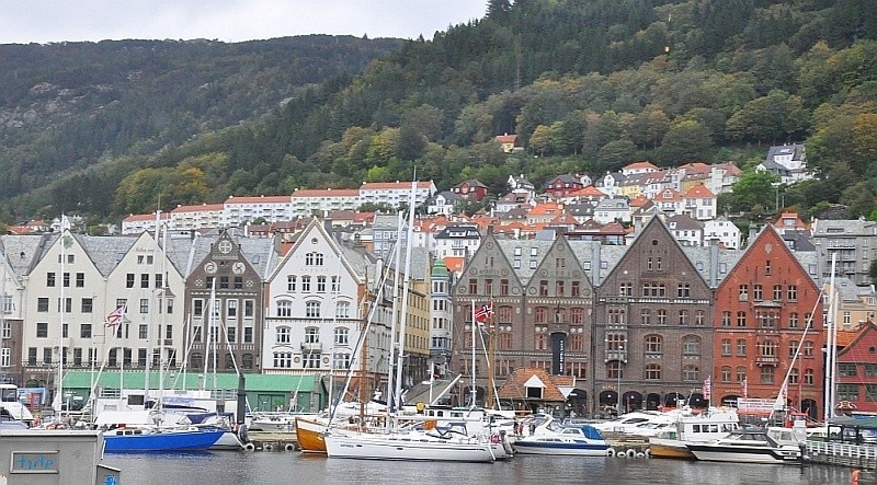 Bergen miasto wśród wzgórz i fiordów