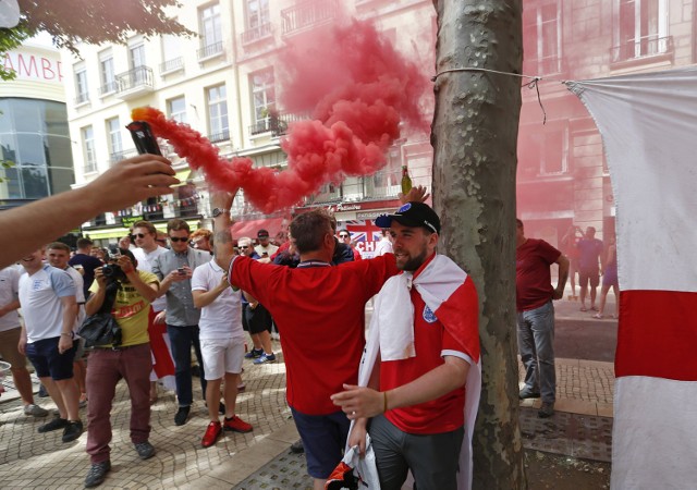 Anglicy już od rana dają o sobie znać w Saint-Etienne. Sympatycy Synów Albionu, jak to mają w zwyczaju na Euro 2016, dalecy są od kulturalnego kibicowania. W wieczornym spotkaniu ostatnim grupowym przeciwnikiem Anglików będą Słowacy. Zobacz fotorelację z Saint-Etienne!