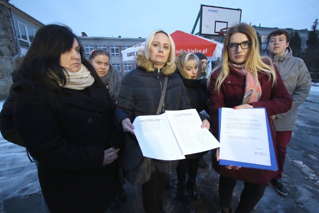 Rodzice niepełnosprawnych dzieci wspierani przez radną Joannę Winiarska protestowali we wtorek przed siedzibą szkoły.