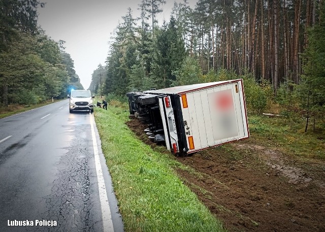 Policjanci najechali na wypadek, do którego doszło na drodze między Krosnem Odrzańskim a Świebodzinem.