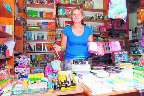 Irena Simińska, prowadząca stoisko na placu Barlickiego, sprzedaje artykuły niezbędne w szkolnej wyprawce.