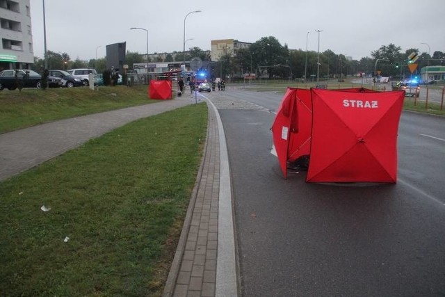 Biegły z zakresu rekonstrukcji wypadków drogowych wyliczył, że rozpędzony volkswagen  polo Adriana K. w momencie uderzenia mógł jechać z prędkością 115 km/h. 23-latka i 38-latek, którzy stali przy przystanku, zginęli na miejscu. Kierowca nie udzielił ofiarom pomocy, odjechał. W pościg zanim ruszył taksówkarz, który przytrzymał go do przyjazdu policji. W tym czasie inny taksówkarz reanimował rannego mężczyznę, który dawał wówczas jeszcze oznaki życia.