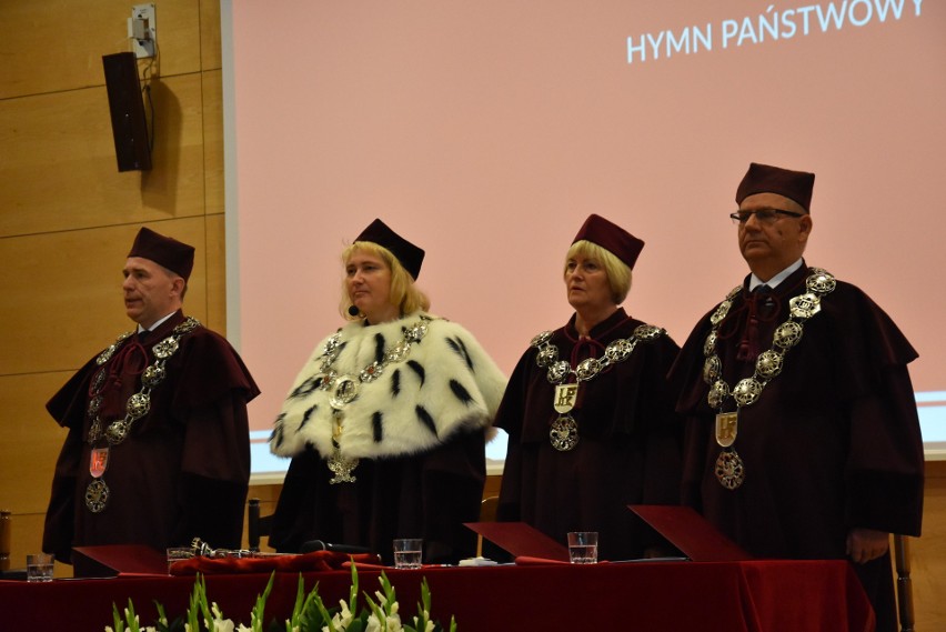 Rektor uczelni profesor dr. hab.   Anna Wypych-Gawrońska...