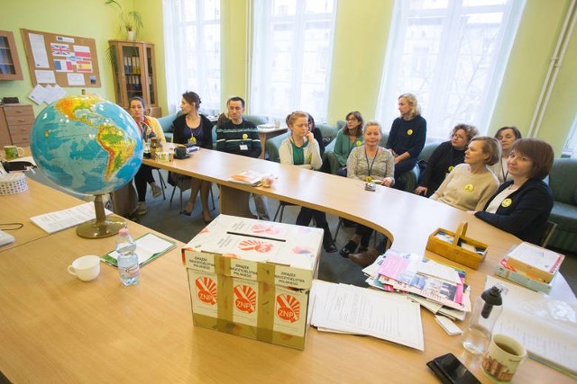 Pomysł zwiększenia pensum do 24 godzin i podwyżki z tym związane niektórzy belfrowie obierają jako zapowiedź zwolnień. Trwają więc w proteście, licząc na zmiany i rozmowy między związkami i rządem. Na zdjęciu protest w SP2.