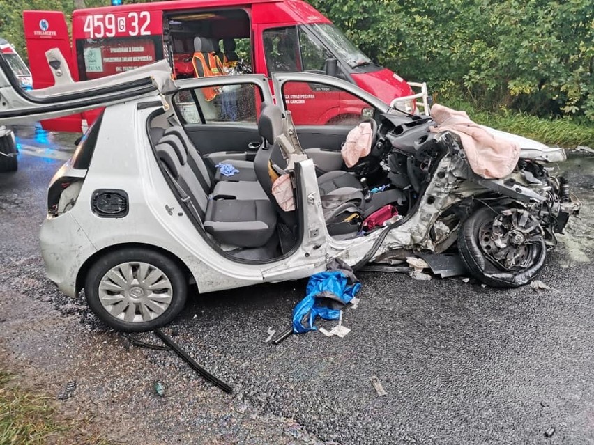 Wypadek w Szumlesiu Królewskim. Na drodze wojewódzkiej nr 221 zderzyły się 3 samochody osobowe. 4 osoby zostały ranne [zdjęcia]