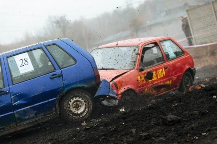 Wrak race na katowickim Wełnowcu w listopadzie 2013 r.