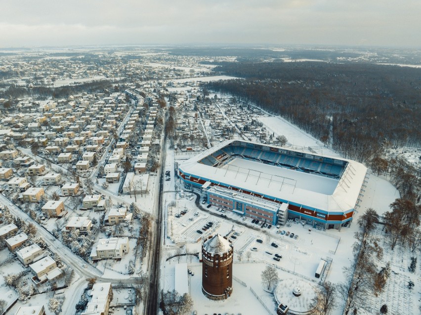 Tak po niedawnych opadach śniegu wyglądał stadion Piasta.