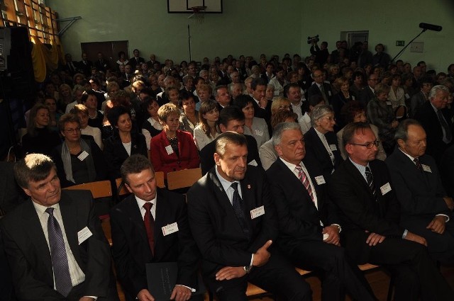 Oficjalne rozpoczęcie zjazdu miało miejsce na sali gimnastycznej zaraz po Świętej Liturgii