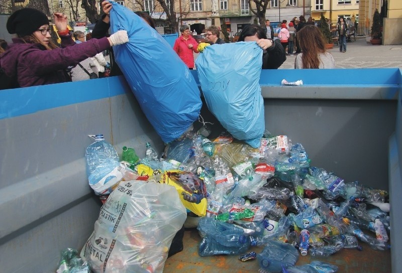 Zbierane były plastikowe i szklane butelki po napojach,...