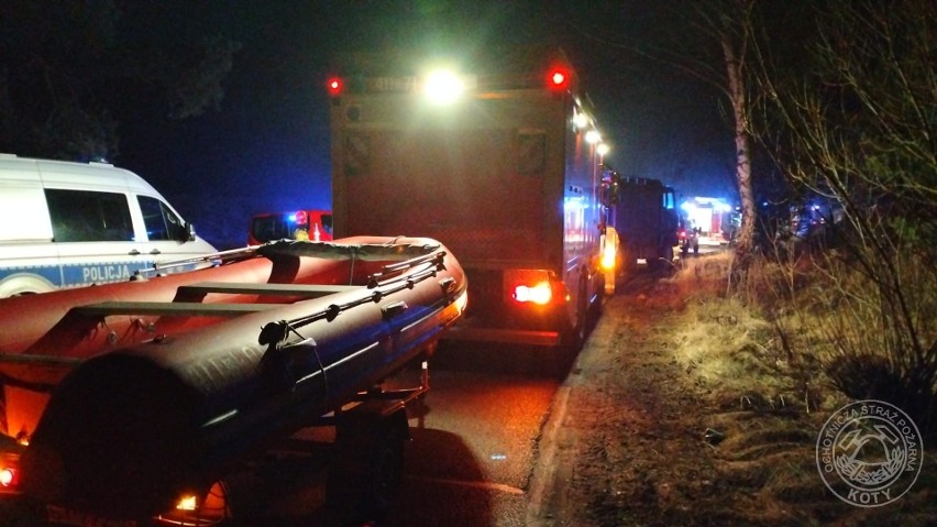 Wypadek w Potępie na Śląsku. Ciała dwóch mężczyzn znaleziono w samochodzie, który wpadł do rzeki
