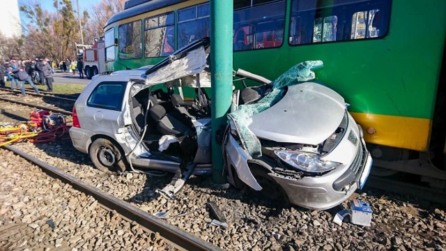 W piątek po godzinie 13 na ul. Zamenhofa na wysokości os. Piastowskiego tramwaj zderzył się z samochodem osobowym. W wyniku wypadku auto zakleszczyło się pomiędzy tramwajem a słupem. Jedna osoba została ranna. Ruch tramwajowy został wstrzymany w obu stronach. Zobacz więcej zdjęć ---->