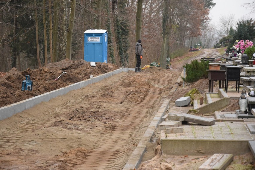 Budują kolejną alejkę na cmentarzu komunalnym w Miastku