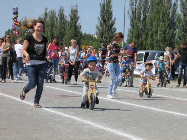 W sobotę o godz. 9 przed halą widowiskowo-sportową w Koszalinie rozpoczęła się 62. edycja wyścigów rowerkowych Głosu Koszalińskiego. Do udział w imprezie zgłosiło się kilkuset małych kolarzy. Pierwsi rowerzyści stanęli na linii startu tuż po godz. 10. Najmłodsi mieli niespełna trzy lata. Zapraszamy do obejrzenia pierwszej porcji zdjęć z naszej imprezy. I zaglądajcie na stronę gk24.pl. Jeszcze dziś pojawią się kolejne fotogalerie oraz filmy ze startów. 