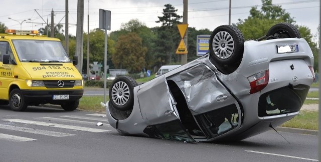 Do niebezpiecznego zdarzenia doszło wieczorem niedaleko Centrum Handlowego Plaza w Toruniu na ulicy Broniewskiego. W niewyjaśnionych na razie okolicznościach zderzyły się terenowy nissan i toyota na bydgoskich numerach rejestracyjnych. Uderzenie było tak silne, że toyota dachowała. Na razie nie wiadomo czy ktoś ucierpiał w zdarzeniu. Do sprawy wrócimy.